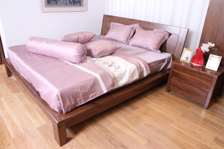 Giường ngủ gỗ óc chó và táp đầu giường xinh xắn